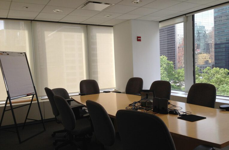 Krzesła konferencyjne — dlaczego warto je mieć w swoim biurze?