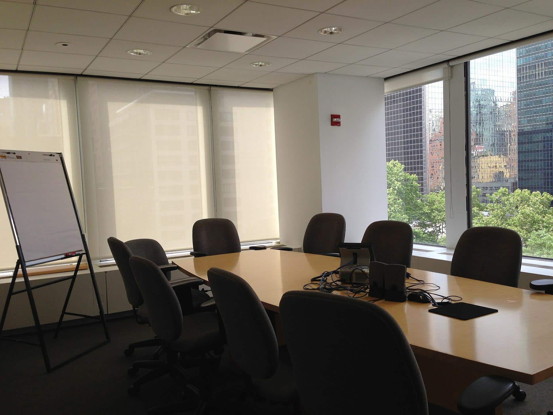 Krzesła konferencyjne — dlaczego warto je mieć w swoim biurze?