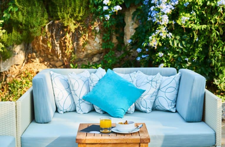 Niebieskie poduszki dekoracyjne – prosty sposób na zmianę wyglądu wnętrz