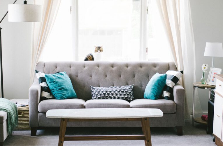 Niebieskie poduszki dekoracyjne – subtelny i elegancki dodatek do Twojego wnętrza