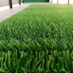 Czy sztuczna trawa jest odpowiednia do zastosowania na tarasie? Jakie są korzyści wyboru sztucznej trawy na taras?