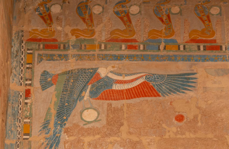 Dlaczego Ozyrys był przedstawiany owinięty w bandaże jak mumia? Tajemnice starożytnego egipskiego boga