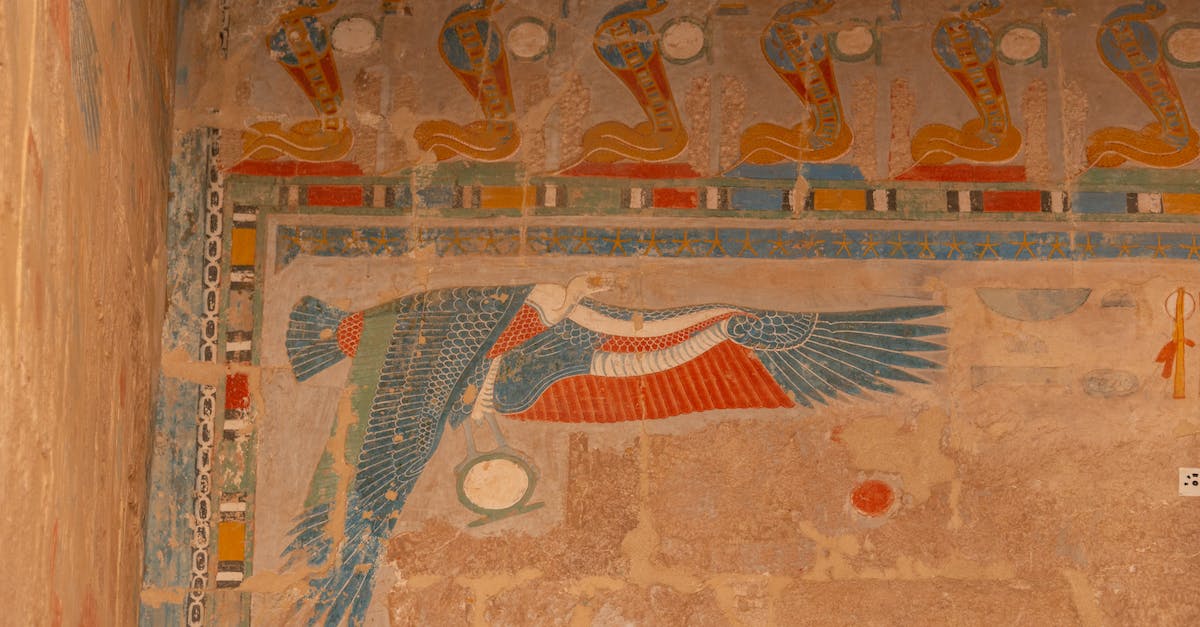 Dlaczego Ozyrys był przedstawiany owinięty w bandaże jak mumia? Tajemnice starożytnego egipskiego boga