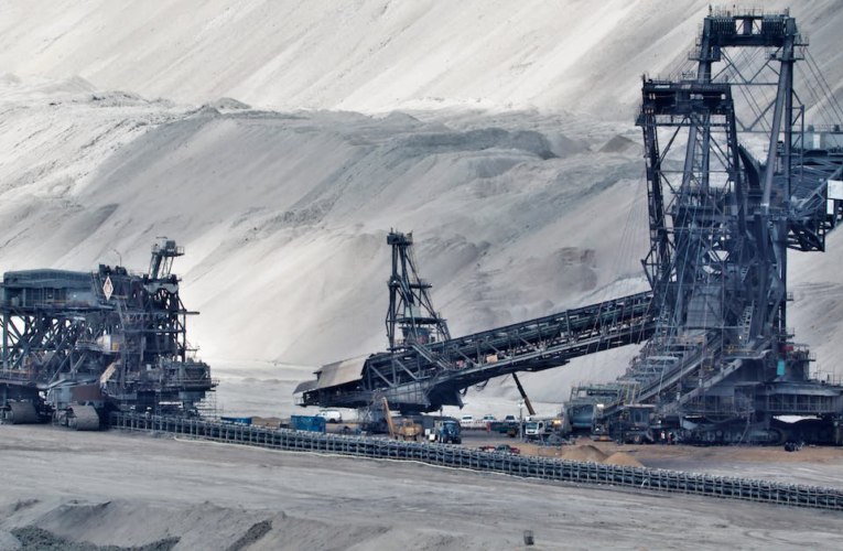 Przemysł górniczy jako kluczowy czynnik rozwoju i wyzwań XXI wieku
