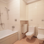 Jak zaaranżować łazienkę w Warszawie aby wyglądała stylowo i nowocześnie za niską cenę?